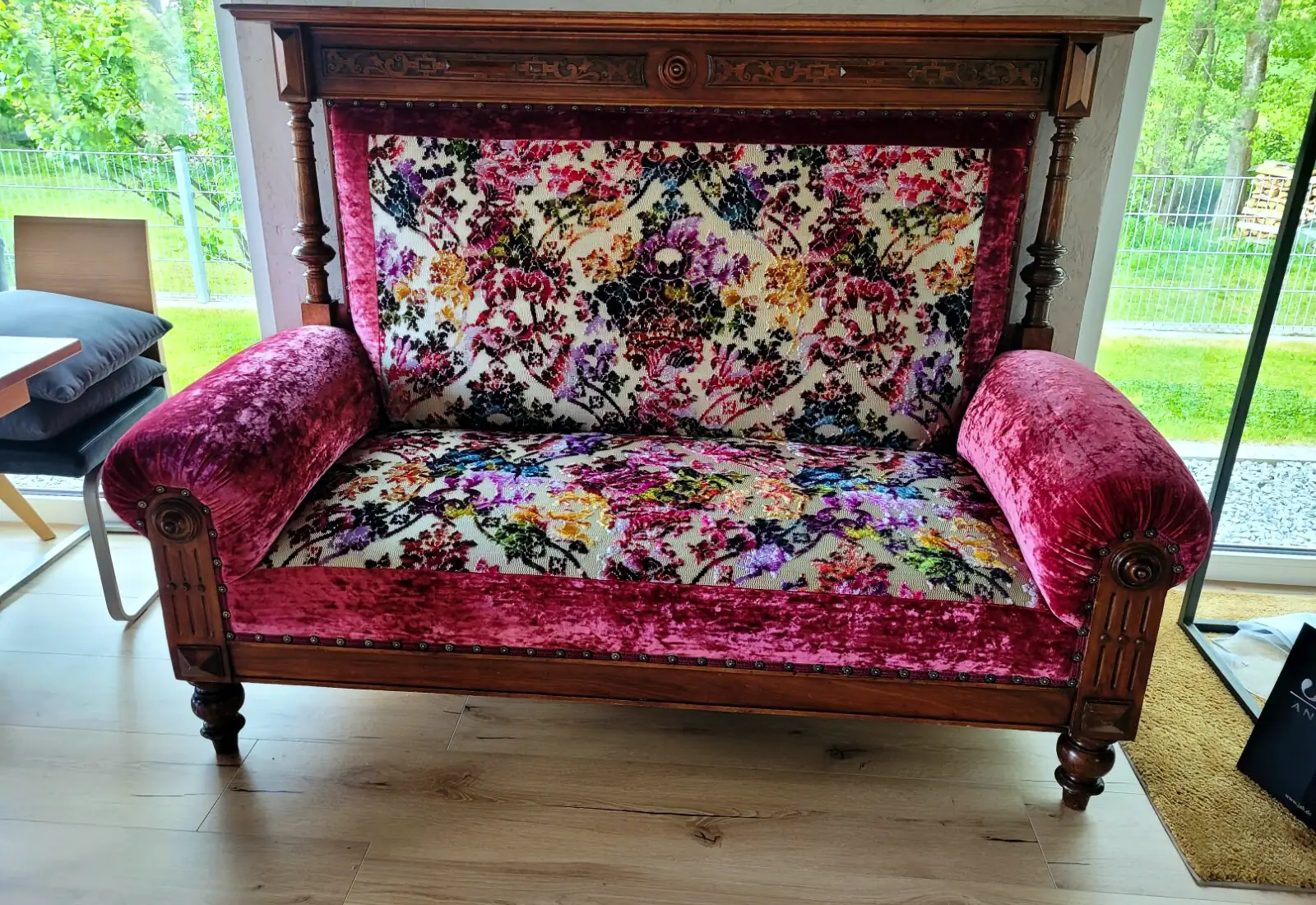 Antikes Sofa mit geschnitztem Holzrahmen, bezogen mit pinkfarbenem Samt und einem Blumenstoff